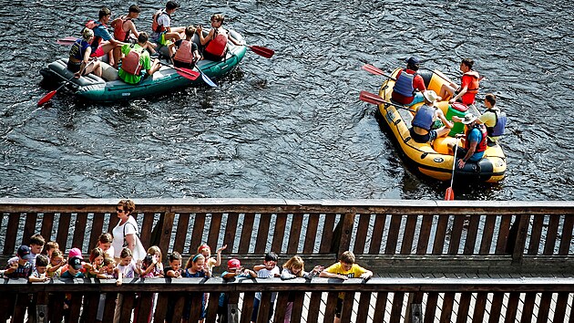 Vodci sjdj zatkem ervence eku Vltavu v eskm Krumlov.