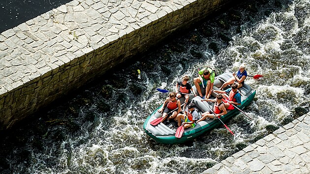 Vodci sjdj zatkem ervence eku Vltavu v eskm Krumlov.