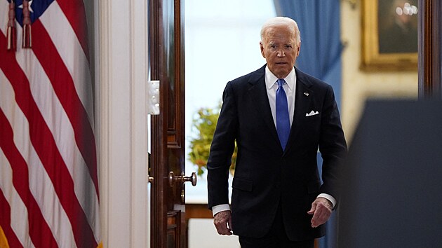 Joe Biden přichází na tiskovou konferenci, kde se vyjádřil k výroku Nejvyššího soudu ohledně prezidentské imunity. (1. června 2024)