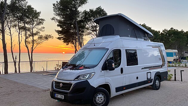 Aminess Avalona Camping Resort a Weinsberg CaraBus v posledn�ch paprsc�ch slunce