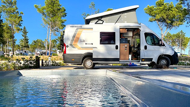 Aminess Avalona Camping Resort vyrostl v borovicov�m h�jku na mal�m poloostrov�...