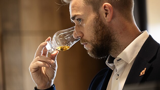 Ambasador Kevin Piggott ochutnává whisky.