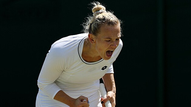 Kateřina Siniaková se hecuje ve druhém kole Wimbledonu.