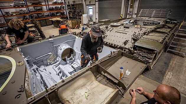Renovace tanku T-72. Polisk strojrny jsou odbornci na tuto vojenskou techniku. Ve skaldech maj dalch dv st kus obrnnc.
