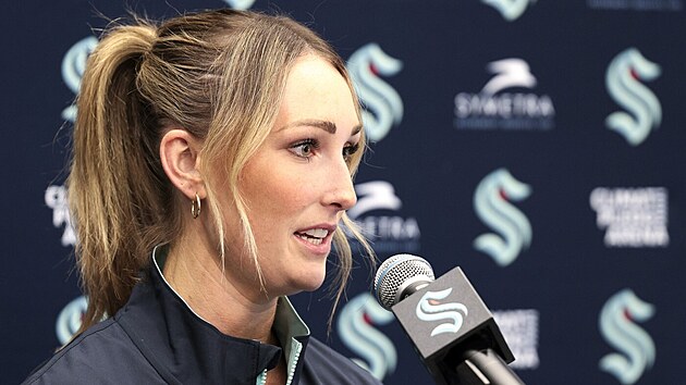 Onu kadın olduğu için işe almadık.  Campbell Seattle'da NHL tarihi yazıyor