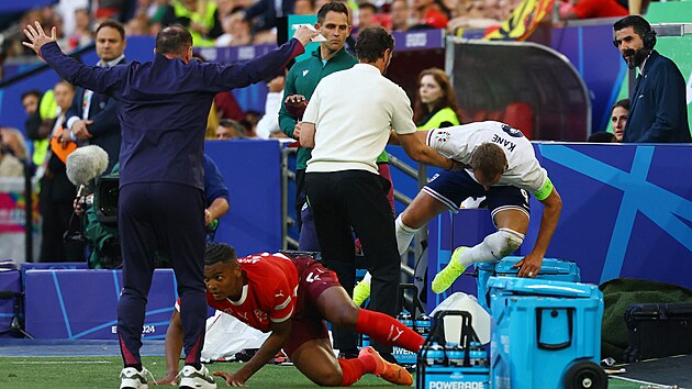 Angli�an Harry Kane skon�il po z�kroku �v�cara Manuela Akanjiho na lavi�ce.