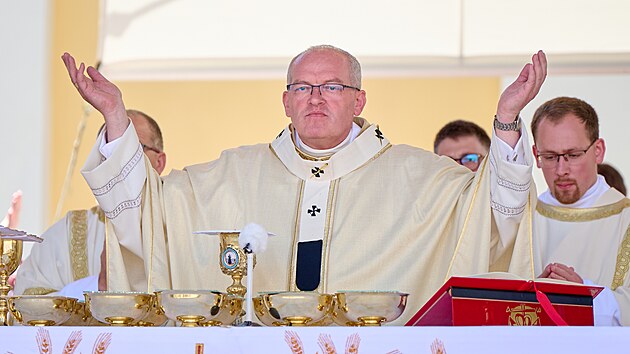Nrodn pou na Velehrad je nejvt oslavou pchodu vrozvst Cyrila a Metodje. Na snmku nov olomouck arcibiskup Josef Nuzk. (ervenec 2024)