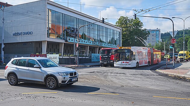 Oprava ulice Osvoboditel v centru Zlna omezila dopravu i v okolnch ulicch. (ervenec 2024)