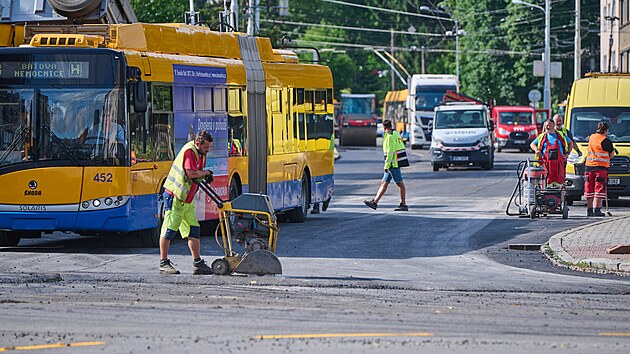 Oprava ulice Osvoboditel v centru Zlna omezila dopravu i v okolnch ulicch. (ervenec 2024)