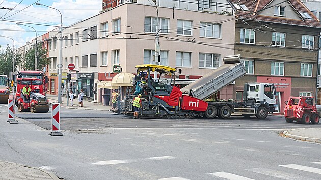 Oprava ulice Osvoboditel v centru Zlna omezila dopravu i v okolnch ulicch. (ervenec 2024)