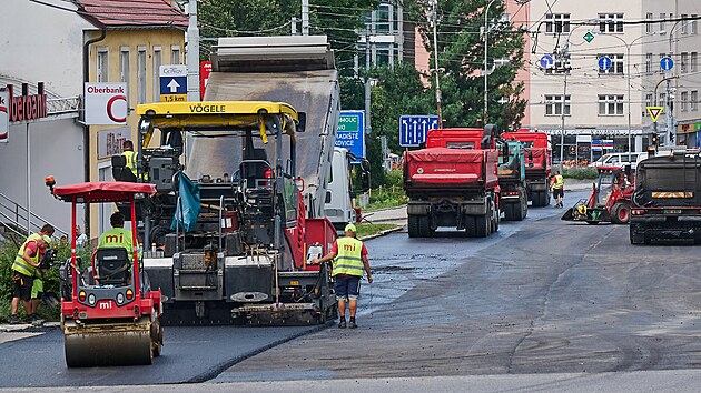 Oprava ulice Osvoboditel v centru Zlna omezila dopravu i v okolnch ulicch. (ervenec 2024)