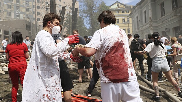 Rusk� �der zas�hl specializovanou d�tskou nemocnici Ochmatdyt v Kyjev�. (8. �ervence 2024)