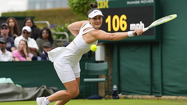 Kanaanka Bianca Andreescuov se natahuje po balonku ve druhm kole Wimbledonu.