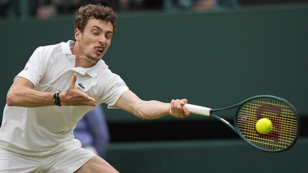 Ugo Humbert se natahuje po míčku v osmifinále Wimbledonu.