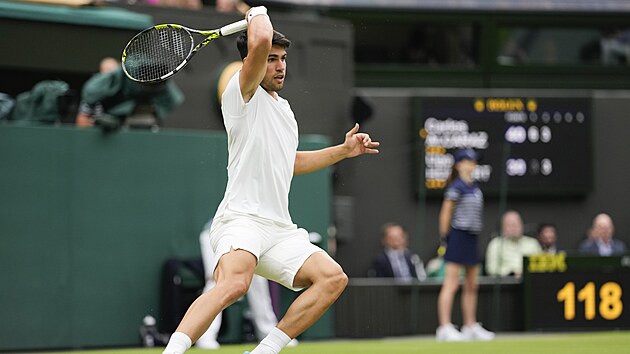Carlos Alcaraz odehrává míček v osmifinále Wimbledonu.