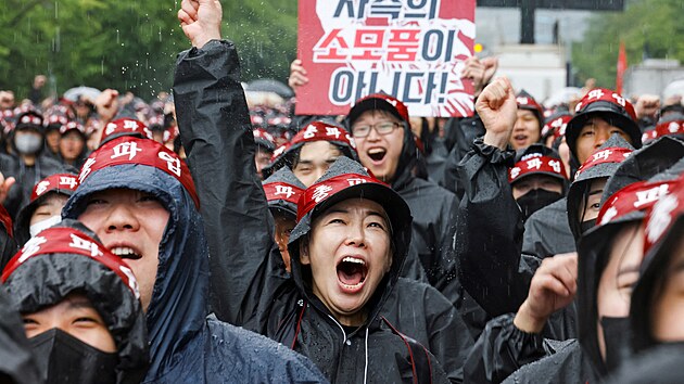 Generální stávka přeruší výrobu mezi 8. a 10. červencem před areálem Samsung Electronics Nano City Hwaseong v jihokorejském Hwaseongu. (8. července 2024)