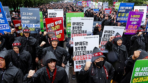 Stávkující před areálem Samsung Electronics Nano City Hwaseong v jihokorejském Hwaseongu. (8. července 2024)