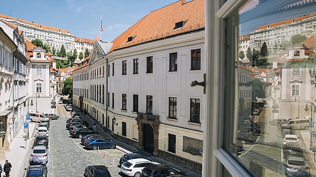 Poslanecká sn�movna a Sn�movní ulice p�i pohledu z okna jedné z parlamentních...