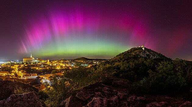 Panoramatick snmek nazvan Oblouk polrn ze nad Mikulovem podil beclavsk fotograf Vlastimil Vojek v noci z 10. na 11. kvtna 2024 snmaem Canon EOS R6.