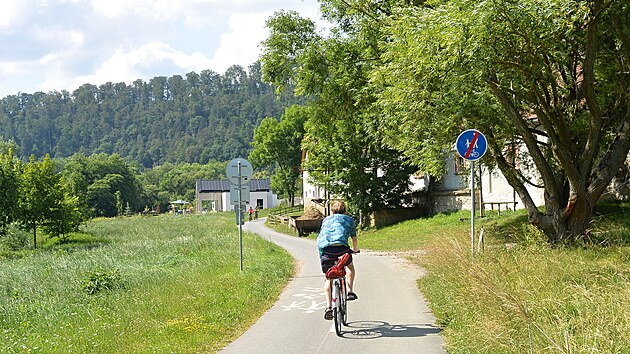 Cyklostezka mezi stm a Brandsem nad Orlic v Pern oficiln kon. Dl musej cyklist po frekventovan silnici III. tdy.