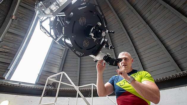 Astronom a vedouc turnovsk hvzdrny na Vrchhe Ale Majer provz hvzdrnou, kter se veejnosti otevela ped padesti lety. (30. 5. 2024)