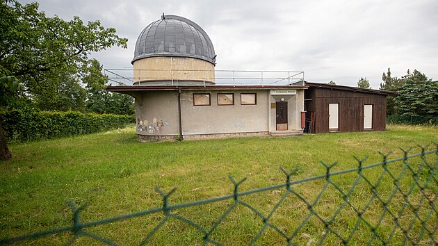 Astronom a vedouc turnovsk hvzdrny na Vrchhe Ale Majer provz hvzdrnou, kter se veejnosti otevela ped padesti lety. (30. 5. 2024)