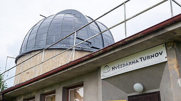 Astronom a vedouc turnovsk hvzdrny na Vrchhe Ale Majer provz hvzdrnou, kter se veejnosti otevela ped padesti lety. (30. 5. 2024)