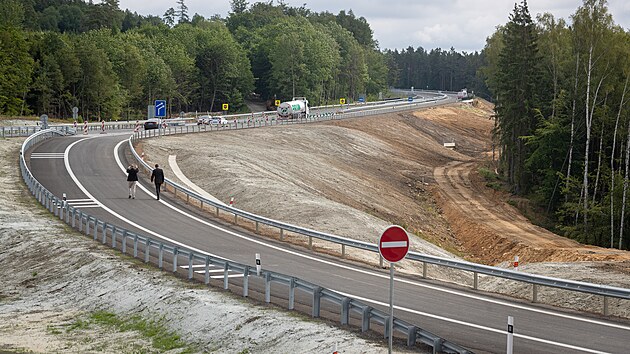 tyi pruhy msto dvou. Mezi Novm Borem a Svorem vznikla 3,5kilometrov dlnice za vce ne pl miliardy korun. Jej stavba trvala SD dva roky. (4. 7. 2024)