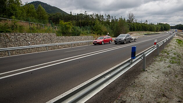 tyi pruhy msto dvou. Mezi Novm Borem a Svorem vznikla 3,5kilometrov dlnice za vce ne pl miliardy korun. Jej stavba trvala SD dva roky. (4. 7. 2024)