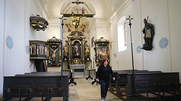 Interi�r kaple p�sob� chmurn� a vzne�en� - svatost�nek slou�il toti� prim�rn� k poh�b�m p��slu�n�k� m�stn�ho rodu Malovc� ve zdej�� krypt�.