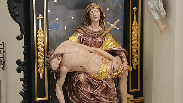 Interi�r kaple p�sob� chmurn� a vzne�en� - svatost�nek slou�il toti� prim�rn� k poh�b�m p��slu�n�k� m�stn�ho rodu Malovc� ve zdej�� krypt�.