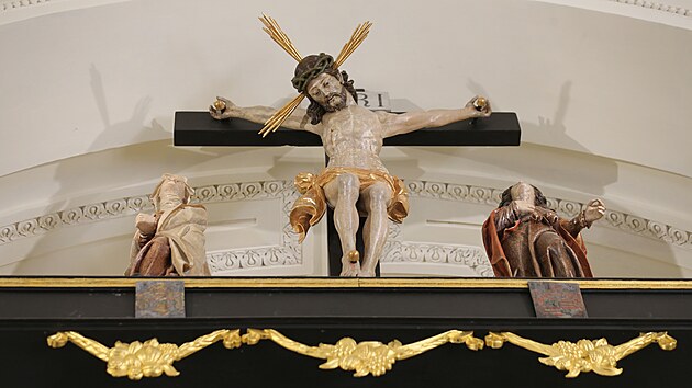 Interi�r kaple p�sob� chmurn� a vzne�en� - svatost�nek slou�il toti� prim�rn� k poh�b�m p��slu�n�k� m�stn�ho rodu Malovc� ve zdej�� krypt�.