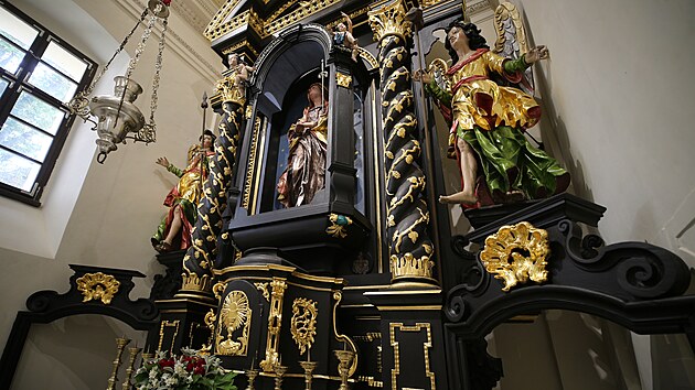 Interi�r kaple p�sob� chmurn� a vzne�en� - svatost�nek slou�il toti� prim�rn� k poh�b�m p��slu�n�k� m�stn�ho rodu Malovc� ve zdej�� krypt�.