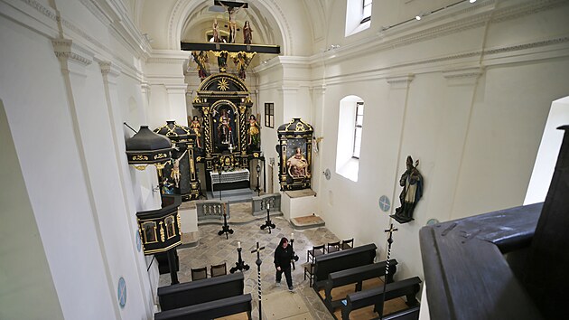 Interi�r kaple p�sob� chmurn� a vzne�en� - svatost�nek slou�il toti� prim�rn� k poh�b�m p��slu�n�k� m�stn�ho rodu Malovc� ve zdej�� krypt�.