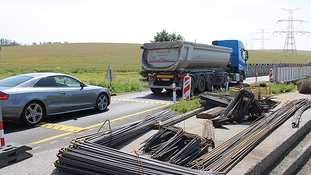 Provizorn most by mohla pokodit nejen velk hmotnost, ale i rychlost projdjcch vozidel. Umstn retardr posvtila i policie.