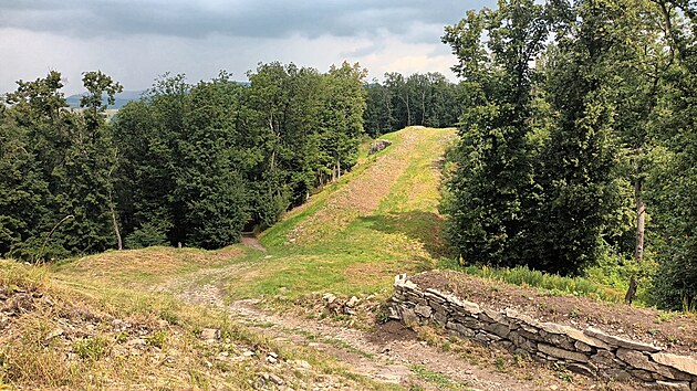 Hrad Kalich na vysok�m vrchu nad T�ebu��nem zalo�il roku 1421 jako sv� osobn� s�dlo Jan �i�ka z Trocnova. Po �esti stalet�ch se na b�val� �i�k�v hrad vrac� �ivot.