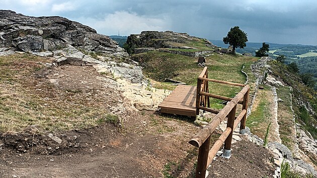 Hrad Kalich na vysok�m vrchu nad T�ebu��nem zalo�il roku 1421 jako sv� osobn� s�dlo Jan �i�ka z Trocnova. Po �esti stalet�ch se na b�val� �i�k�v hrad vrac� �ivot.