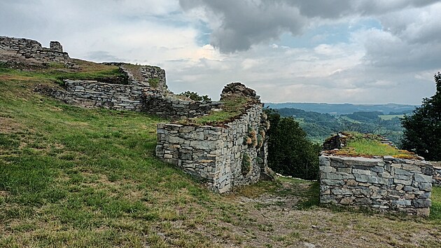 Hrad Kalich na vysok�m vrchu nad T�ebu��nem zalo�il roku 1421 jako sv� osobn� s�dlo Jan �i�ka z Trocnova. Po �esti stalet�ch se na b�val� �i�k�v hrad vrac� �ivot.