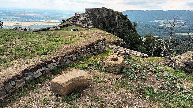 Hrad Kalich na vysok�m vrchu nad T�ebu��nem zalo�il roku 1421 jako sv� osobn� s�dlo Jan �i�ka z Trocnova. Po �esti stalet�ch se na b�val� �i�k�v hrad vrac� �ivot.