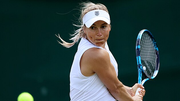 Julia Putincevov se pipravuje na der ve druhm kole Wimbledonu.