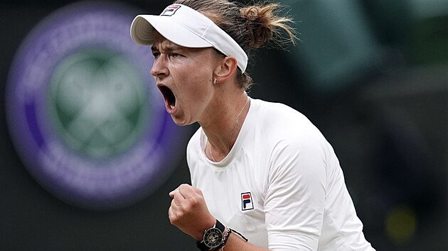 Barbora Krej�íková se raduje z dobrého úderu v osmifinále Wimbledonu.