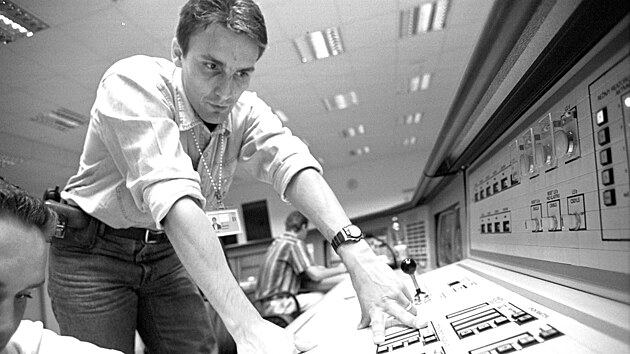 Jaroslav S�bek s apar�tem fotil i start jadern� elektr�rny v Temel�n�. Na sn�mku je jeden z oper�tor� v takzvan�m vel�n�.