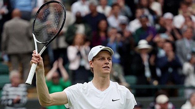 Ital Jannik Sinner se raduje z postupu do čtvrtfinále Wimbledonu.
