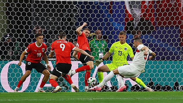 Turek Merih Demiral st�ílí první gól v osmifinále s Rakouskem.
