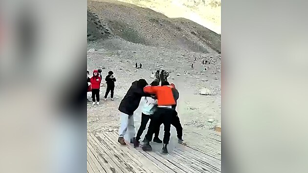 Bitka pod Everestem. Turist se poprali kvli fotce