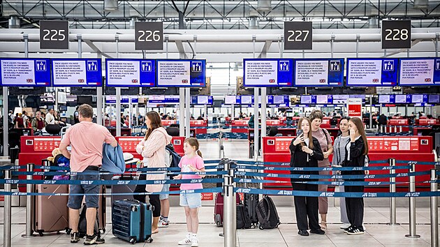 Stávková pohotovost na pražském letišti po úterním jednání nekončí. Vedení se s odbory dohodlo, že mzdové a další požadavky zaměstnanců bude řešit v září při vyjednávání podmínek pro rok 2025. V současnosti zaměstnancům nabídlo jen mimořádnou desetitisícovou odměnu. 