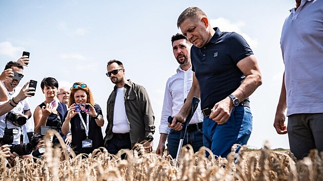 Robert Fico za z�jmu novin��� a dal��ch lid� obhl�� �rodu. (8. �ervence 2024)