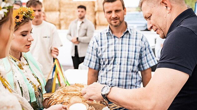 Robert Fico dostal p�i n�v�t�v� zem�d�lc� chl�b a s�l. (8. �ervence 2024)