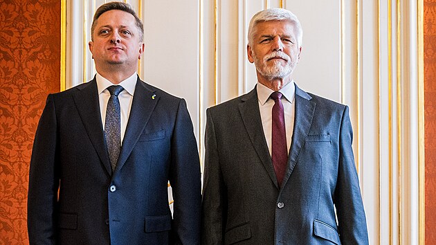 Nov ukrajinsk velvyslanec Vasyl Zvary pedal povovac listiny prezidentovi Petru Pavlovi. (2. ervence 2024)