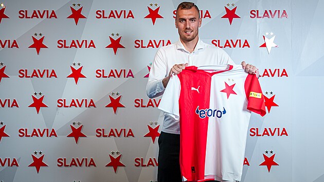 Tomá� Chorý pózuje s dresem Slavie.